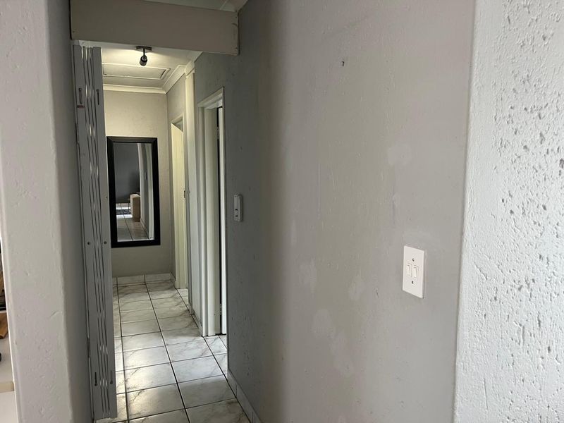 Modern 2-Bedroom First-Floor Apartment in Prime Edenglen Location - Photo 10