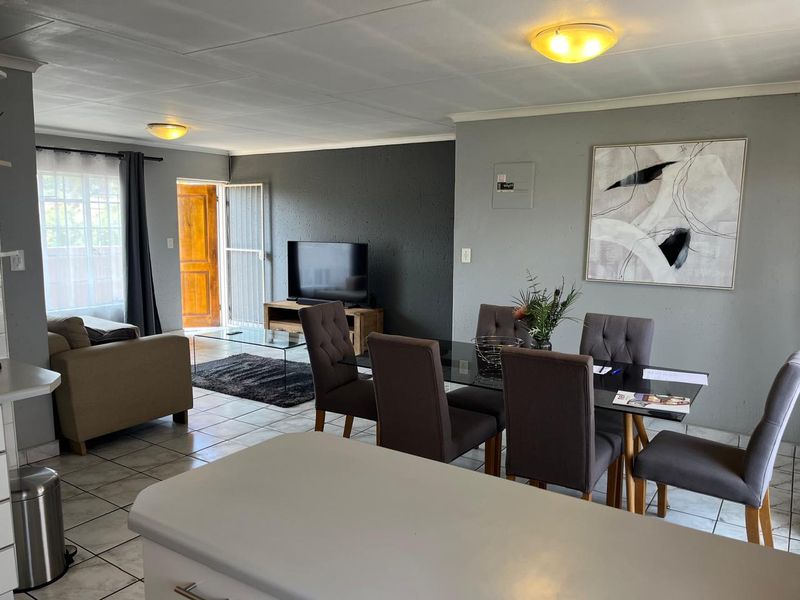 Modern 2-Bedroom First-Floor Apartment in Prime Edenglen Location - Photo 4