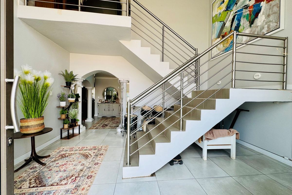 Contemporary Elegance in Secure Rose Acres Estate, Montana - Photo 2