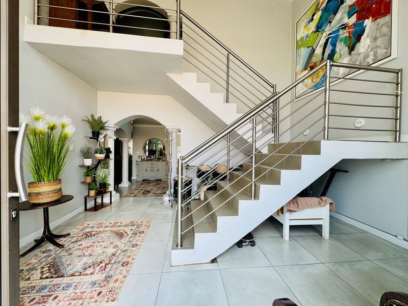 Contemporary Elegance in Secure Rose Acres Estate, Montana - Photo 2