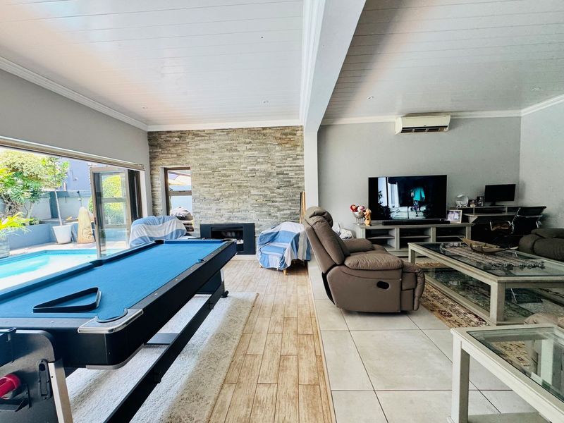 Contemporary Elegance in Secure Rose Acres Estate, Montana - Photo 8