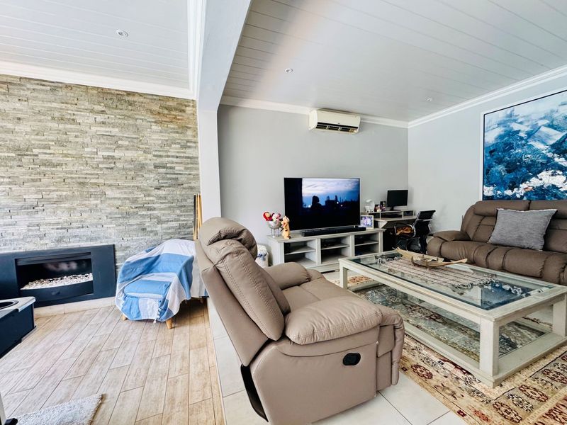 Contemporary Elegance in Secure Rose Acres Estate, Montana - Photo 7