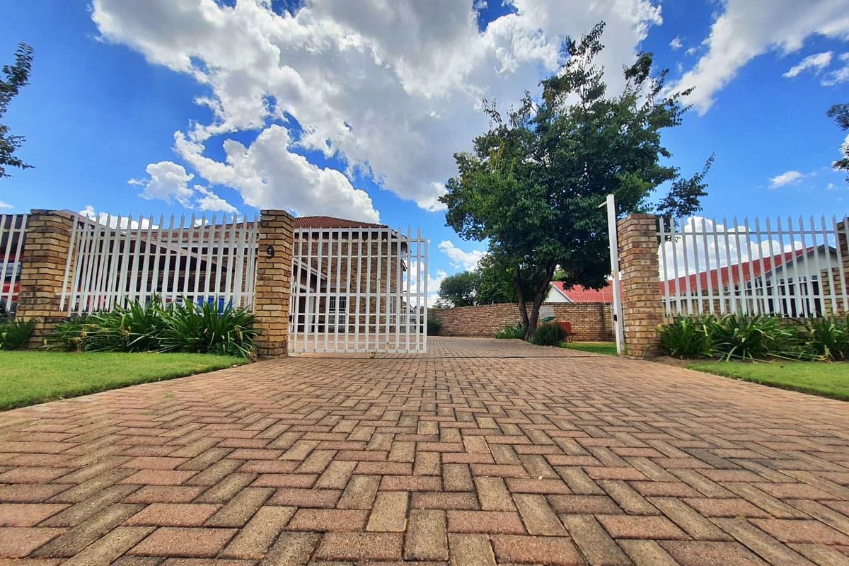 Spacious 4 Bedroom Home - Photo 2