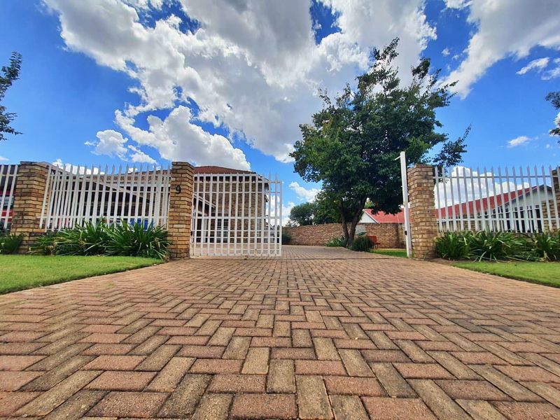 Spacious 4 Bedroom Home - Photo 2