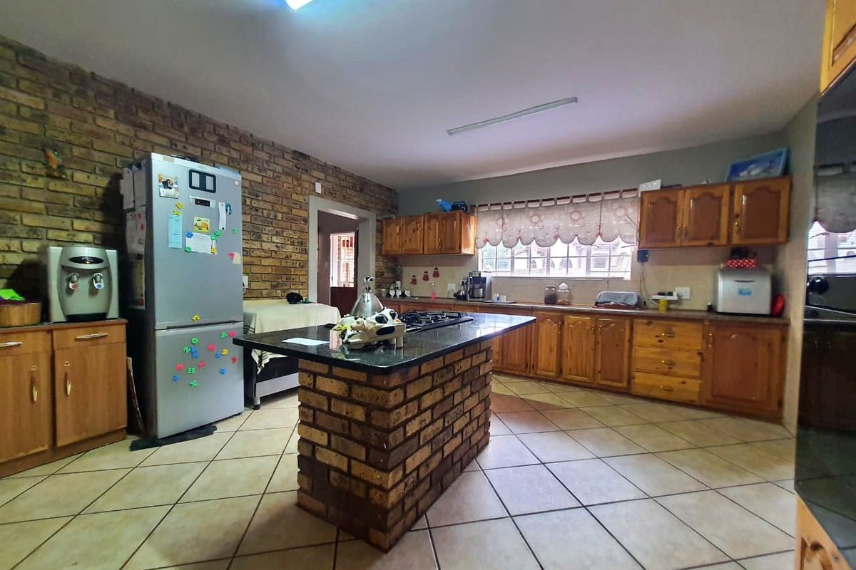 Spacious 4 Bedroom Home - Photo 5