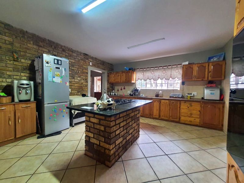 Spacious 4 Bedroom Home - Photo 5