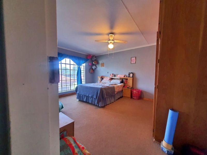 Spacious 4 Bedroom Home - Photo 10