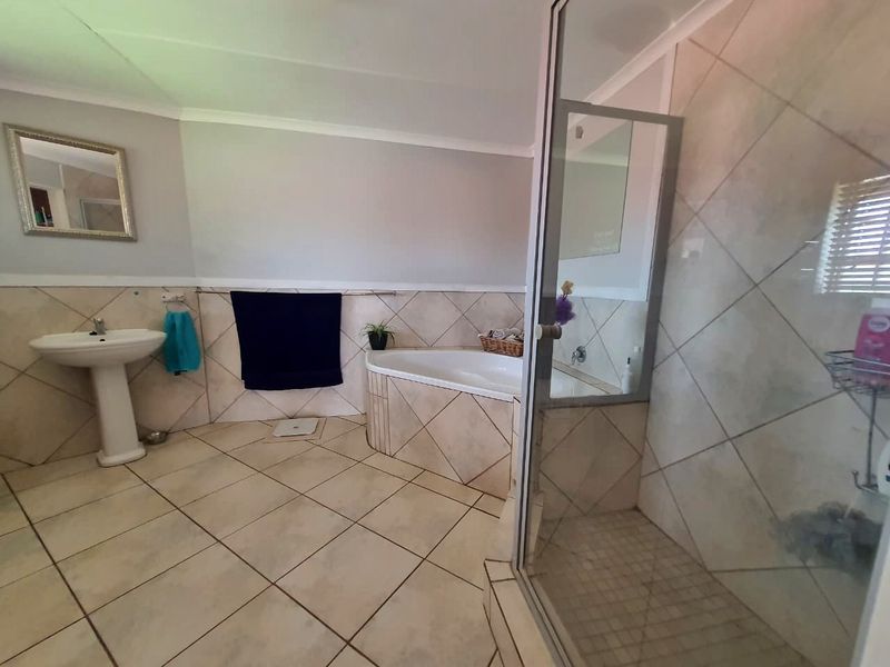 Spacious 4 Bedroom Home - Photo 9