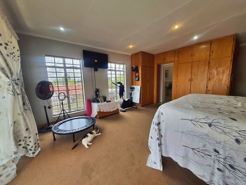 Spacious 4 Bedroom Home - Photo 8