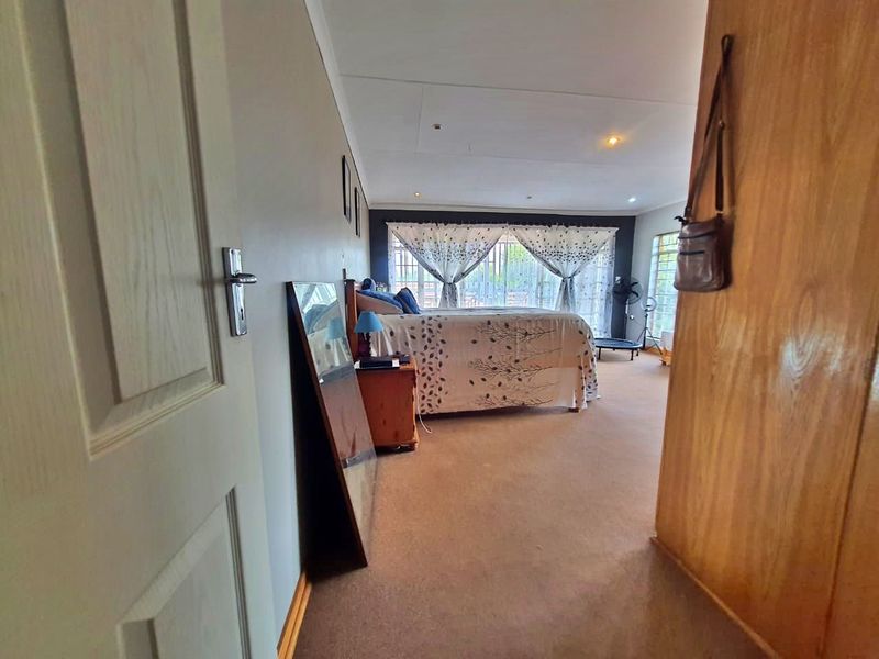 Spacious 4 Bedroom Home - Photo 7