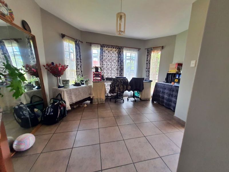 Spacious 4 Bedroom Home - Photo 6