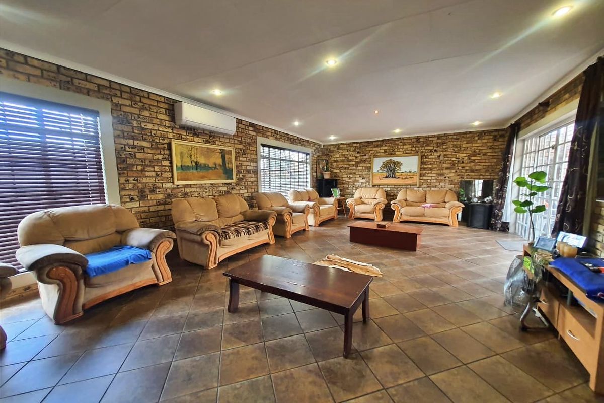 Spacious 4 Bedroom Home - Photo 3