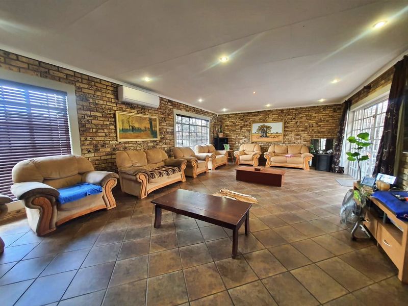 Spacious 4 Bedroom Home - Photo 3