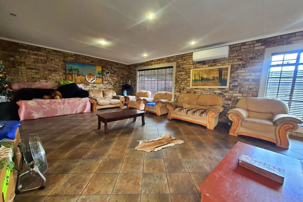 Spacious 4 Bedroom Home - Photo 4