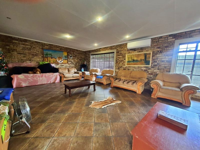 Spacious 4 Bedroom Home - Photo 4