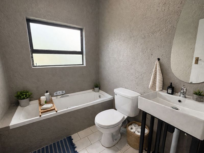 Newly Renovated Modern Four Bedroom House in Cashan for Sale - Photo 8