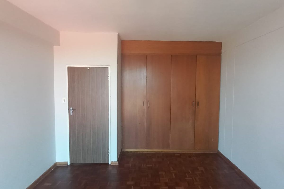 SPACIOUS ONE BEDROOM APARTMENT. PERFECTLY LOCATED! GOOD INVESTMENT! - Photo 4