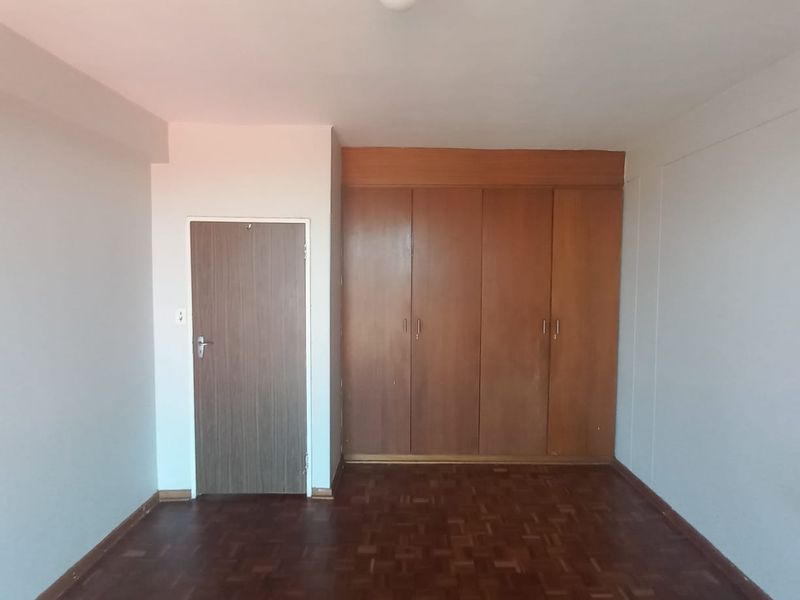 SPACIOUS ONE BEDROOM APARTMENT. PERFECTLY LOCATED! GOOD INVESTMENT! - Photo 4