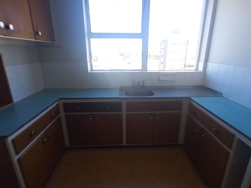 SPACIOUS ONE BEDROOM APARTMENT. PERFECTLY LOCATED! GOOD INVESTMENT! - Photo 9