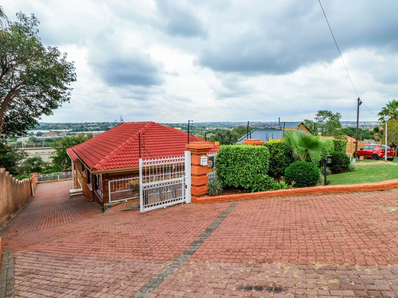 Bidding to start from R1 850 000!! Live Luxury Auction!! Entertainer’s Dream with Versatile Living - Photo 5