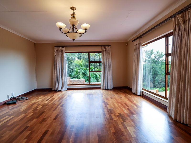 Bidding to start from R1 850 000!! Live Luxury Auction!! Entertainer’s Dream with Versatile Living - Photo 10