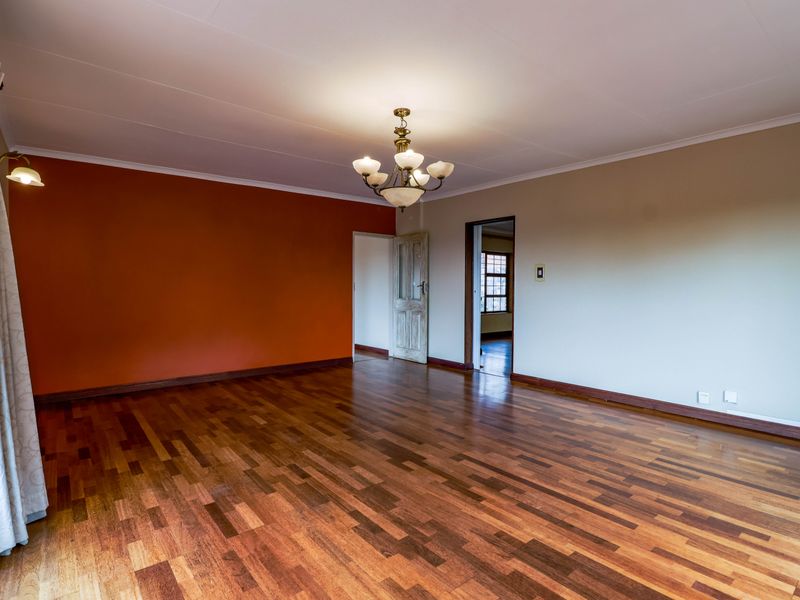 Bidding to start from R1 850 000!! Live Luxury Auction!! Entertainer’s Dream with Versatile Living - Photo 9