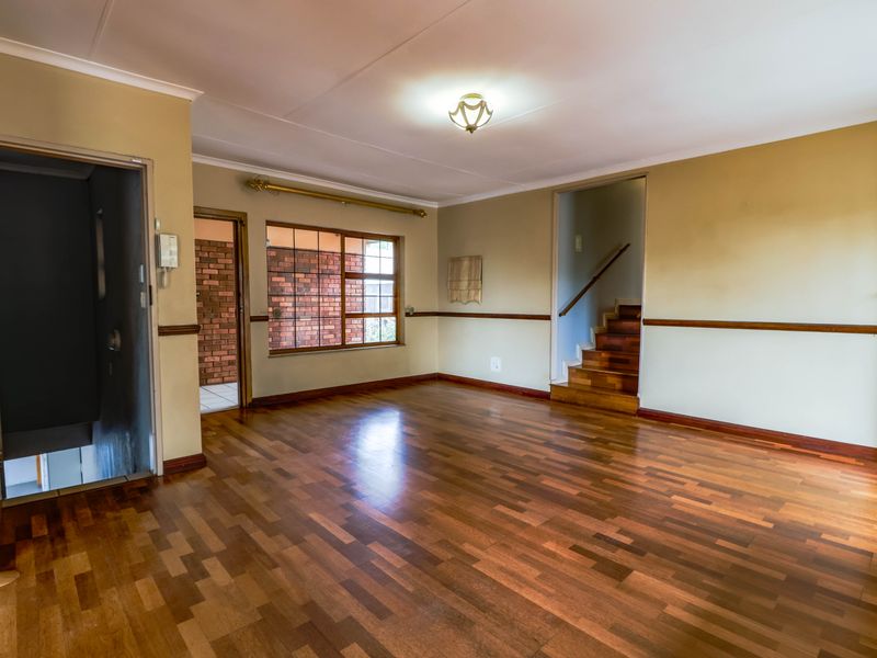 Bidding to start from R1 850 000!! Live Luxury Auction!! Entertainer’s Dream with Versatile Living - Photo 8