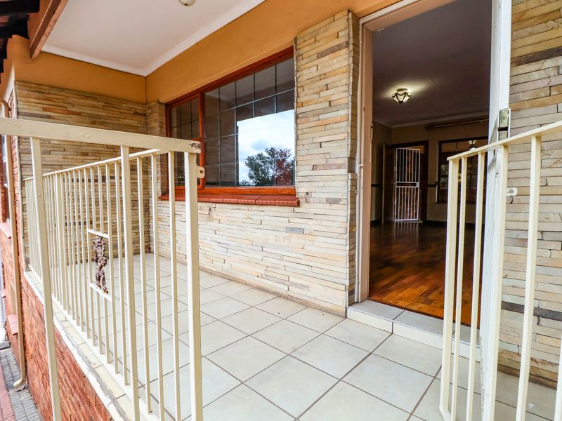 Bidding to start from R1 850 000!! Live Luxury Auction!! Entertainer’s Dream with Versatile Living - Photo 6