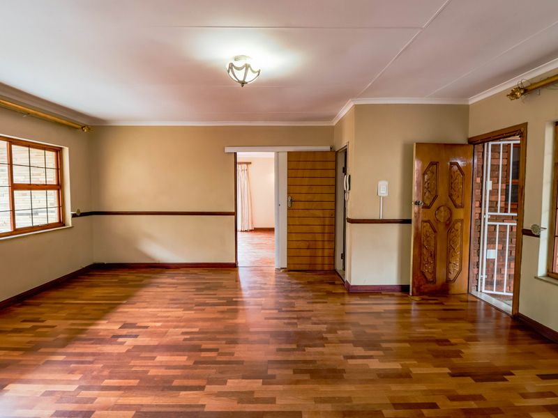 Bidding to start from R1 850 000!! Live Luxury Auction!! Entertainer’s Dream with Versatile Living - Photo 7