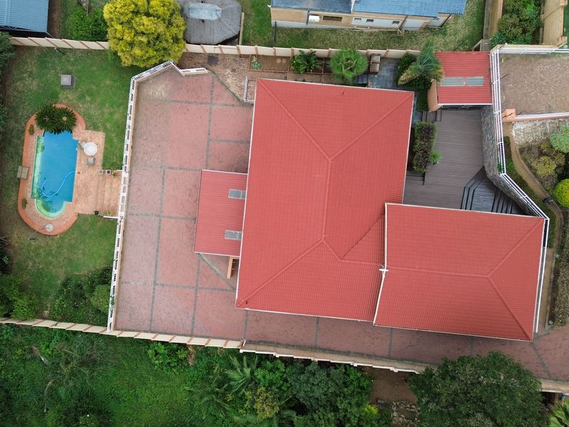 Bidding to start from R1 850 000!! Live Luxury Auction!! Entertainer’s Dream with Versatile Living - Photo 2