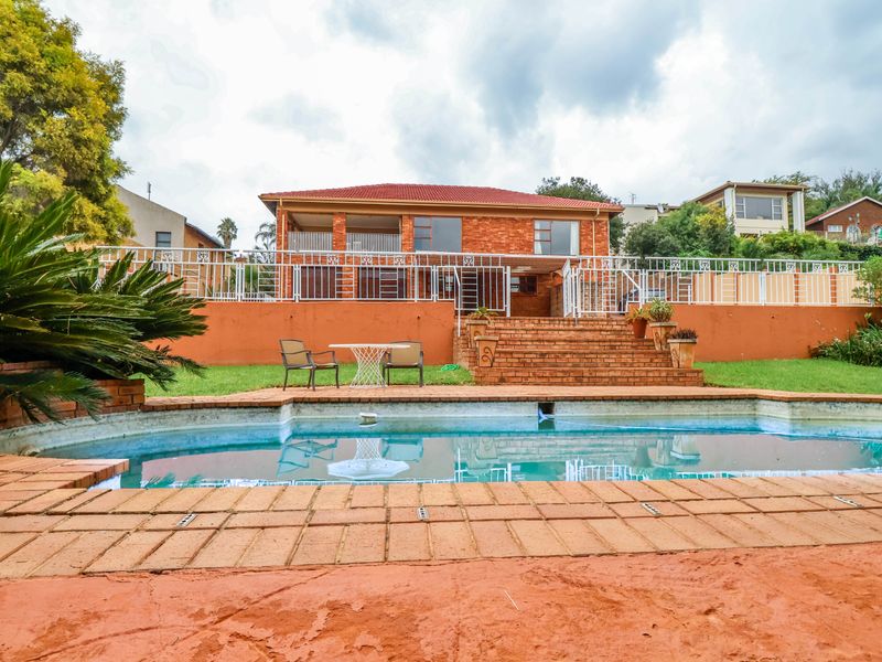 Bidding to start from R1 850 000!! Live Luxury Auction!! Entertainer’s Dream with Versatile Living - Photo 3