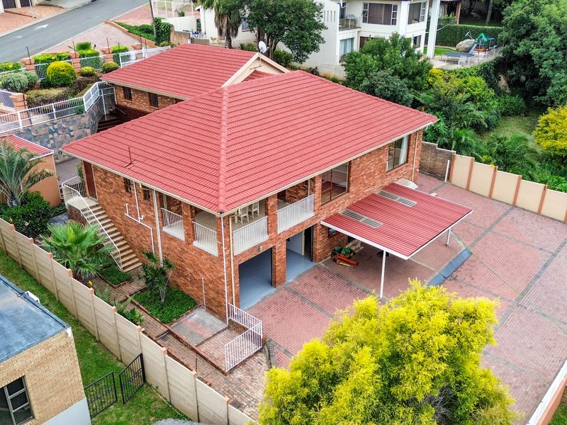 Bidding to start from R1 850 000!! Live Luxury Auction!! Entertainer’s Dream with Versatile Living - Photo 4