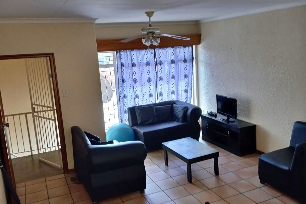 Spacious 2 Bedroom Apartment in the heart of Potchefstroom - Photo 2