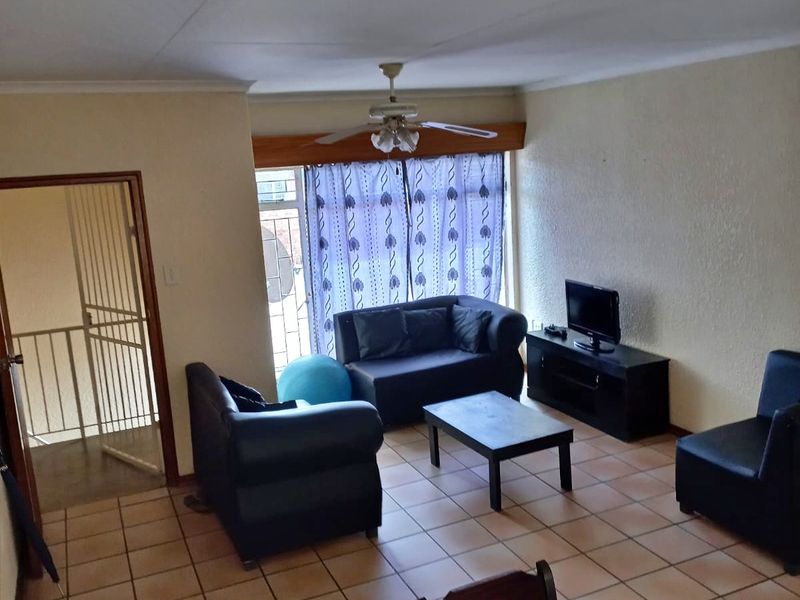 Spacious 2 Bedroom Apartment in the heart of Potchefstroom - Photo 2
