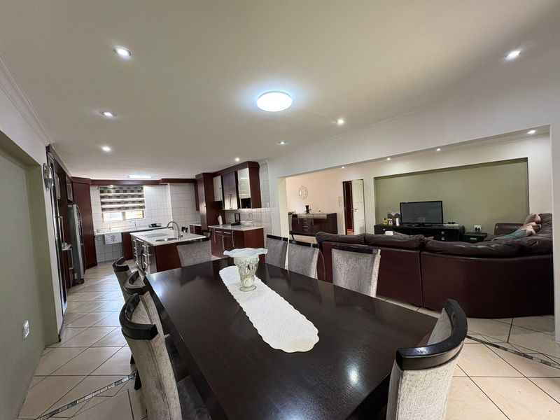 Luxury Living - Photo 8