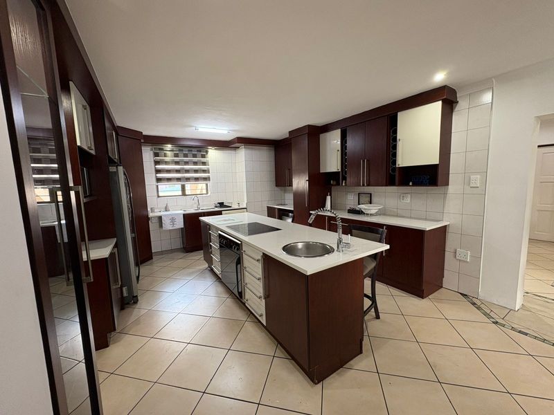 Luxury Living - Photo 6