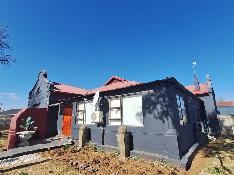 Charming Meets Contemporary in the Heart of Villiers - Photo 2