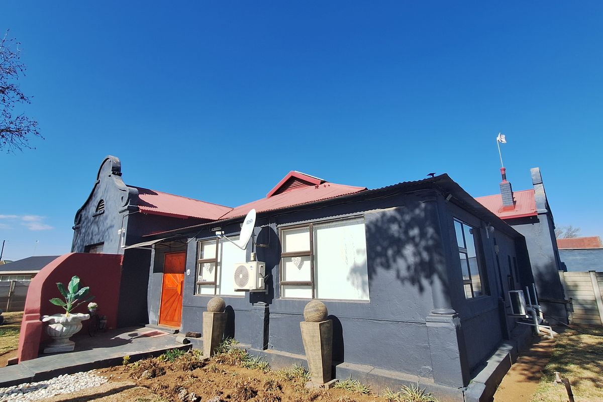 Charming Meets Contemporary in the Heart of Villiers - Photo 2