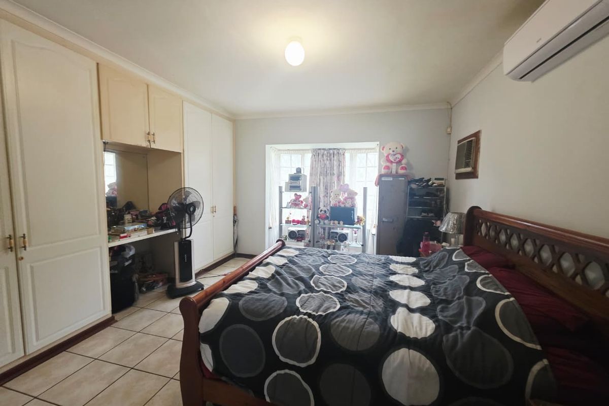 Elegant 3-Bedroom Townhouse Offering Space, Security & Convenience - Photo 4