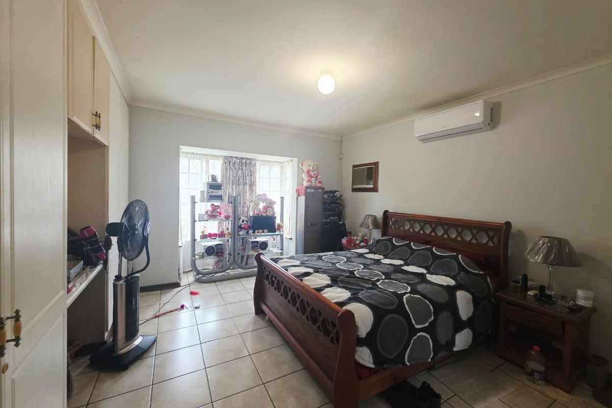 Elegant 3-Bedroom Townhouse Offering Space, Security & Convenience - Photo 5