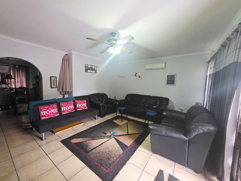 Elegant 3-Bedroom Townhouse Offering Space, Security & Convenience - Photo 2