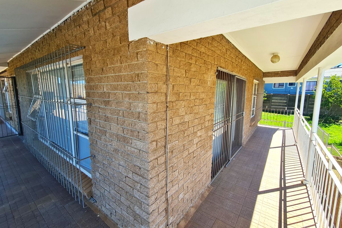Versatile Home and Flat with Fantastic Rental Income in C Place, Jeffreys Bay - Photo 5