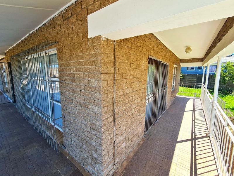 Versatile Home and Flat with Fantastic Rental Income in C Place, Jeffreys Bay - Photo 5