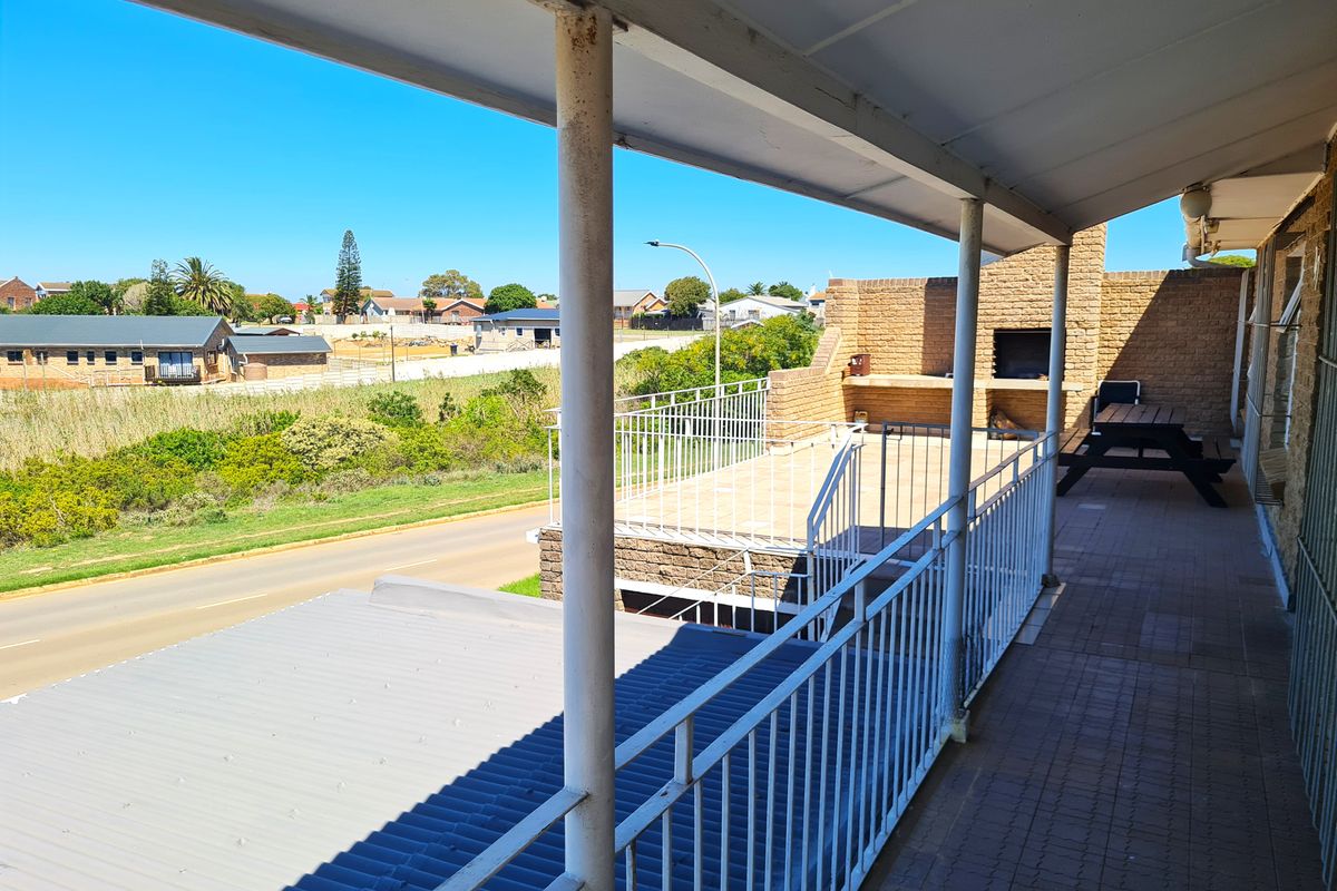 Versatile Home and Flat with Fantastic Rental Income in C Place, Jeffreys Bay - Photo 4