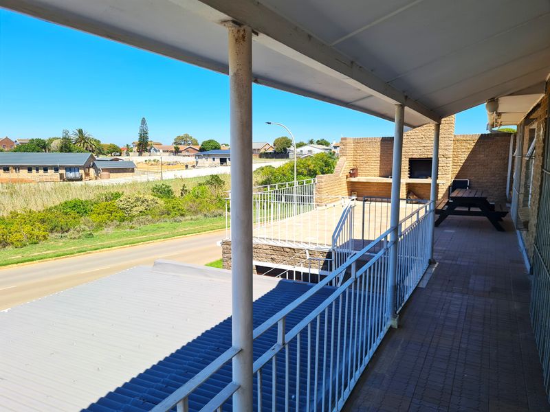 Versatile Home and Flat with Fantastic Rental Income in C Place, Jeffreys Bay - Photo 4
