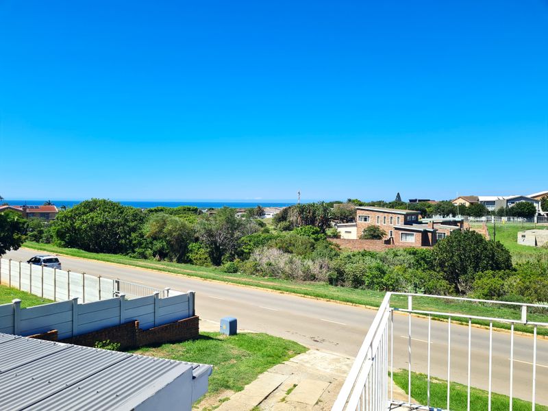 Versatile Home and Flat with Fantastic Rental Income in C Place, Jeffreys Bay - Photo 3