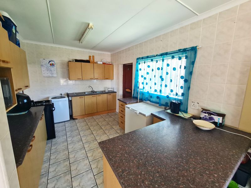 Versatile Home and Flat with Fantastic Rental Income in C Place, Jeffreys Bay - Photo 10