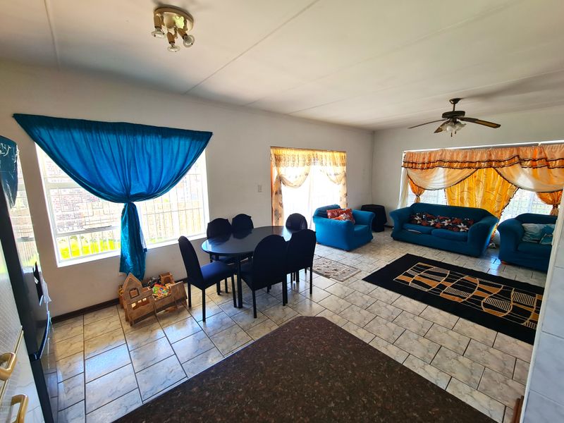 Versatile Home and Flat with Fantastic Rental Income in C Place, Jeffreys Bay - Photo 8
