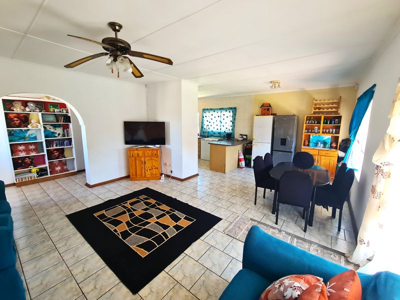 Versatile Home and Flat with Fantastic Rental Income in C Place, Jeffreys Bay - Photo 7