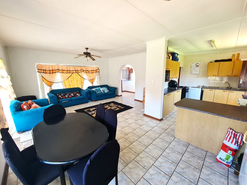 Versatile Home and Flat with Fantastic Rental Income in C Place, Jeffreys Bay - Photo 9